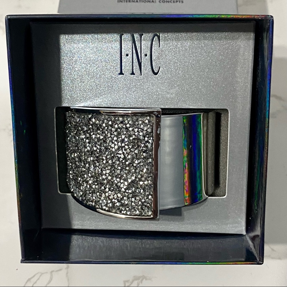 Fashion bracelet with sparkle.